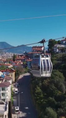 Bir teleferiğin güzel şehir ve deniz manzarası.