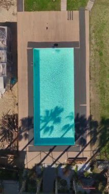 Lüks havuz ve bahçe. Göz kamaştırıcı ve zarif bir dış mekanın hava görüntüleri..