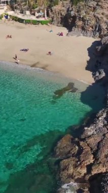 Yeşillikleri olan tenha bir sahil. Sakin bir tropikal cennetin havadan görünüşü.