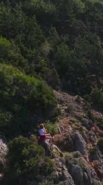 Yeşil bitkilerle Rocky Hill 'de. Manzaralı ve engebeli bir yamacın hava görüntüleri..