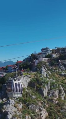 Sandalye gezisi ve sahil manzarası. Bereketli ormanların ve köpüklü suların hava görüntüleri..