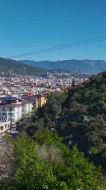 Orman ve şehir manzaralı bir sandalye. Çarpıcı sahil manzarasının hava görüntüleri..