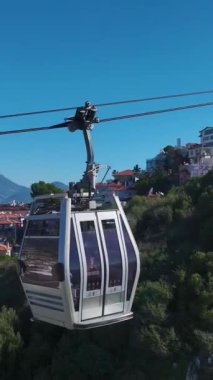Sandalye kaldırma ve canlı bir manzara. Çarpıcı bir sahil ve turkuaz su manzarası..