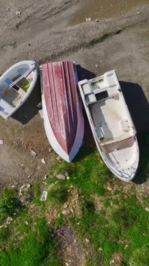 Kumlu sahilde balıkçı tekneleri. Barışçıl bir sahil sahnesinin hava görüntüleri..