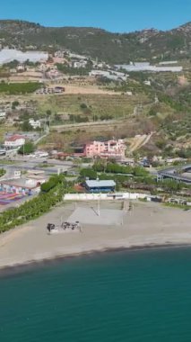 Açık mavi denizde yatlar. Sakin ve seçkin bir marinanın hava görüntüleri..