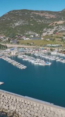 Beyaz yatlar ve yeşil tepeler. Güzel ve sakin bir marinanın havadan görünüşü.