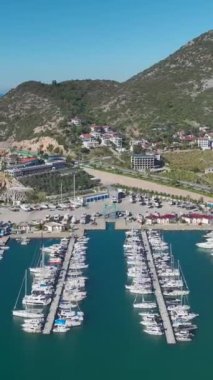 Beyaz yatları olan seçkin bir yat limanı. Çarpıcı bir sahil şeridinin hava görüntüleri..
