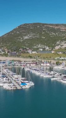 Yat limanı ve turkuaz deniz. Lüks ve huzurlu bir marinanın havadan görünüşü.