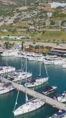 Alanya limanında beyaz yatlar. Manzaralı bir Akdeniz marinasının hava görüntüleri..