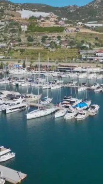 Beyaz yatlar ve berrak deniz. Sakin bir Akdeniz limanının hava görüntüleri.