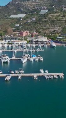 Alanya marinasında yatlar. Canlı bir sahil manzarasının havadan görüntüsü.