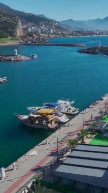 Köpüklü su ile marina. Çarpıcı bir Akdeniz limanının hava görüntüleri.