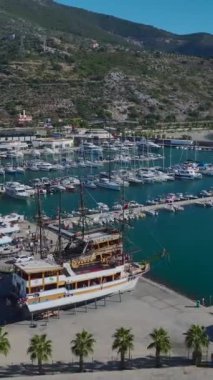 Zarif yatlar ve parlak deniz. Lüks bir Akdeniz marinasının hava görüntüleri..