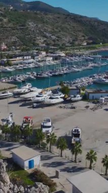 Beyaz yatlar ve deniz ufku. Güzel ve sakin bir marinanın hava görüntüleri..