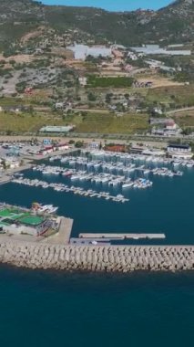 Marina ve manzara sahili. Güzel bir liman manzarası..