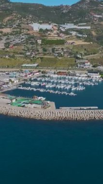 Beyaz yatlar ve sonsuz deniz. Sakin ve resimli bir portun hava görüntüleri.