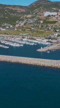 Zarif yatlar ve canlı deniz. Lüks bir Akdeniz hedefinin hava görüntüleri..