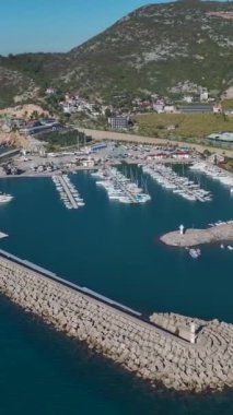 Yatlar ve canlı mavi deniz. Barışçıl bir Akdeniz limanının hava görüntüleri.