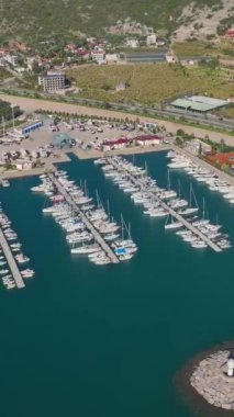 Yatlar, tepeler ve mavi deniz. Resmedilmeye değer ve sakin bir sahil manzarası.