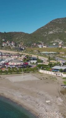 Manzaralı yatlar ve mavi deniz. Sahildeki çarpıcı bir marinanın hava görüntüleri..