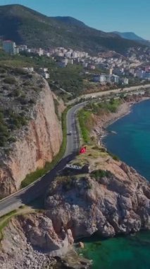 Manzaralı yatlar ve mavi deniz. Sahildeki çarpıcı bir marinanın hava görüntüleri..