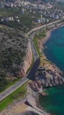 Turkuaz sularda yatlar. Lüks ve sakin bir limanın hava görüntüleri..