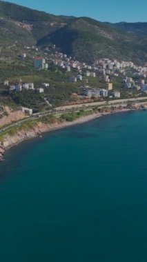 Lüks yatlar ve yeşil tepeler. Barışçıl bir limanın hava görüntüleri..