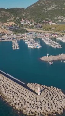 Yatlar ve turkuaz deniz. Güzel ve sakin bir limanın hava görüntüleri..