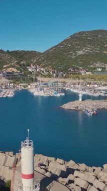 Sakin sular ve yatlar. Sakin ve lüks bir limanın havadan çekilmiş görüntüleri..