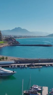 Deniz manzaralı Alanya kıyı yolu. Güzel ve rahatlatıcı bir şehir girişinin hava görüntüleri..