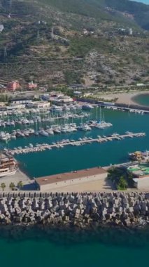 Sakin sular ve masmavi gökyüzü. Canlı ve güzel bir marinanın hava görüntüleri..