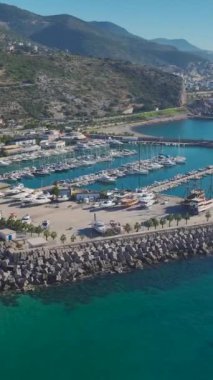 Turkuaz sular ve yatlar. Lüks ve manzaralı bir marinanın hava görüntüleri..