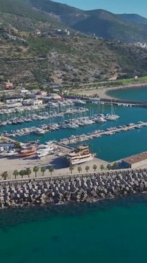 Turkuaz sular ve yatlar. Manzaralı ve huzurlu bir limanın hava görüntüleri..