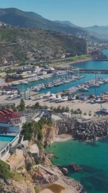 Gök mavisi deniz ve kıyı manzarası. Uçurumun kenarındaki sakin bir yemek deneyiminin hava görüntüleri..