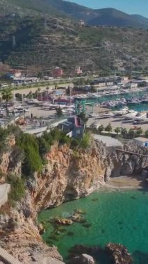 Cliffside restoranı ve sonsuz havuz. Lüks bir sahil bölgesinin havadan çekilmiş görüntüleri..