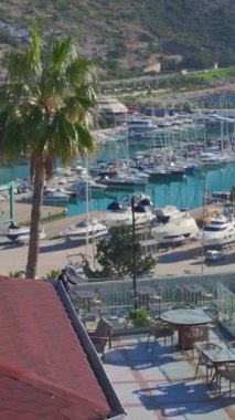 Sonsuz havuz ve gök mavisi deniz. Zarif bir uçurum kenarı restoranının havadan görünüşü.