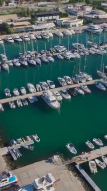 Huzurlu bir limanda yatlar. Huzurlu ve güzel bir marinanın hava görüntüleri..