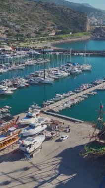 Yatlar ve kıyı manzarası. Çarpıcı bir liman varış noktasının hava görüntüleri..