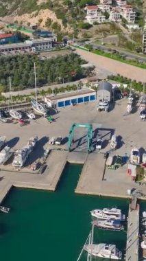 Yatlar ve manzaralı sular. Canlı ve huzurlu bir limanın hava görüntüleri..