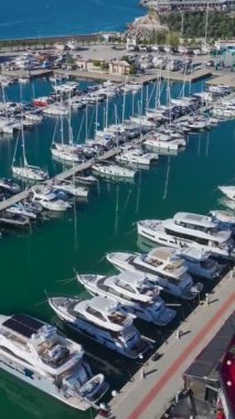 Yatlar ve parlak bir ufuk. Rahatlatıcı bir sahil limanının hava görüntüleri..