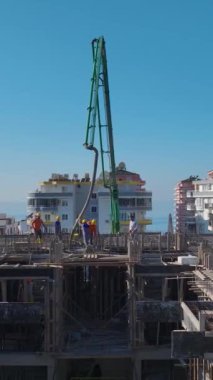 Metal kirişler ve duvarlar devrede. Dinamik inşaat çalışmalarının hava görüntüleri.