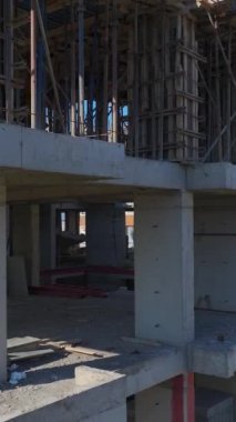 İşçiler inşa ederken mühendisler planları kontrol ediyor. Ayrıntılı ve yoğun bir projenin hava görüntüleri.