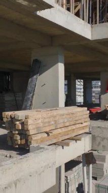 Beton ve metal tesisatı devrede. Profesyonel bir inşaat alanının hava görüntüleri..