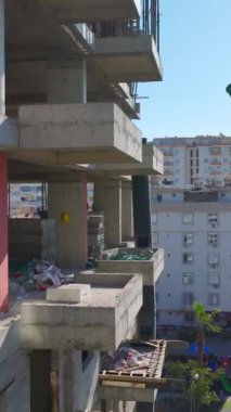 Beton dökme ve metal yapı montajı. Üretken bir konut projesinin hava görüntüleri.