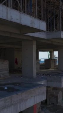 Beton döken işçiler ve denetleyen mühendisler. Üretken bir inşaat projesinin hava görüntüleri.