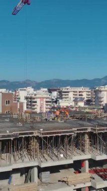 Beton ve duvar inşaatı devam ediyor. Canlı bir konut projesinin hava görüntüleri..