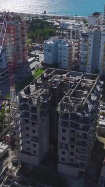 Duvar ve metal yapı birleşimi. Üretken bir inşaat projesinin hava görüntüleri.