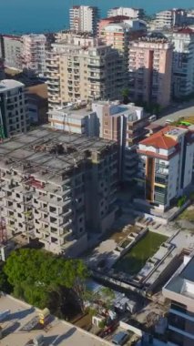 Beton döşeme ve duvar montajı. Profesyonel ve canlı bir bina projesinin hava görüntüleri..