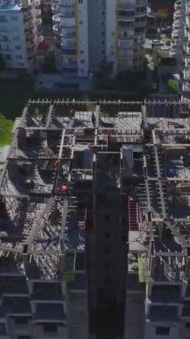 Beton işi ve duvar montajı devam ediyor. Canlı ve detaylı bir projenin hava görüntüleri..