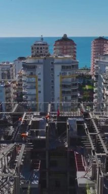 Metal iskelet ve beton dökülmeye devam ediyor. Ayrıntılı ve canlı bir inşaat projesinin hava görüntüleri..